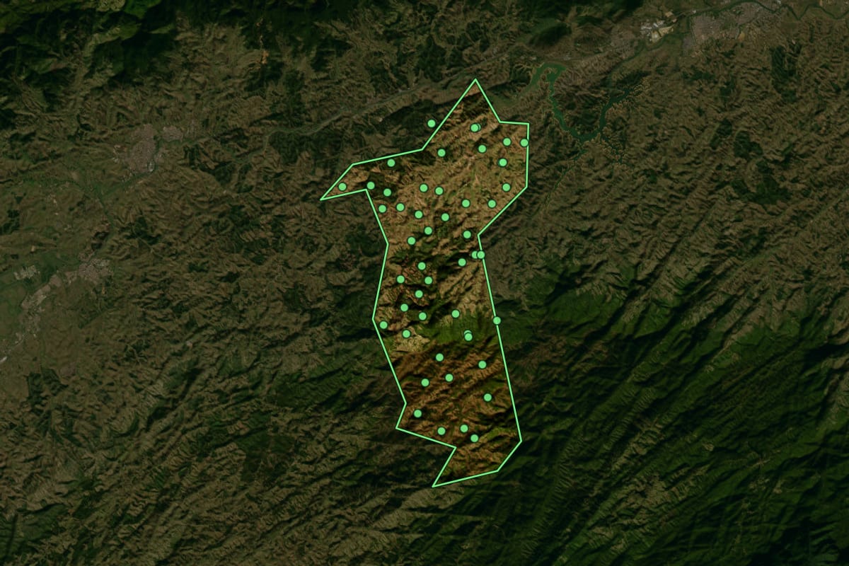 Imagem de satélite de Areias (SP), com o contorno do município e a posição dos imóveis desta página.