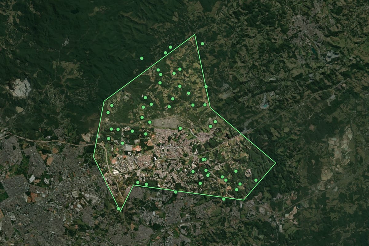 Imagem de satélite de Arujá (SP), com o contorno do município e a posição dos imóveis desta página.