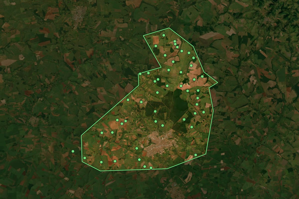 Imagem de satélite de Assis (SP), com o contorno do município e a posição dos imóveis desta página.