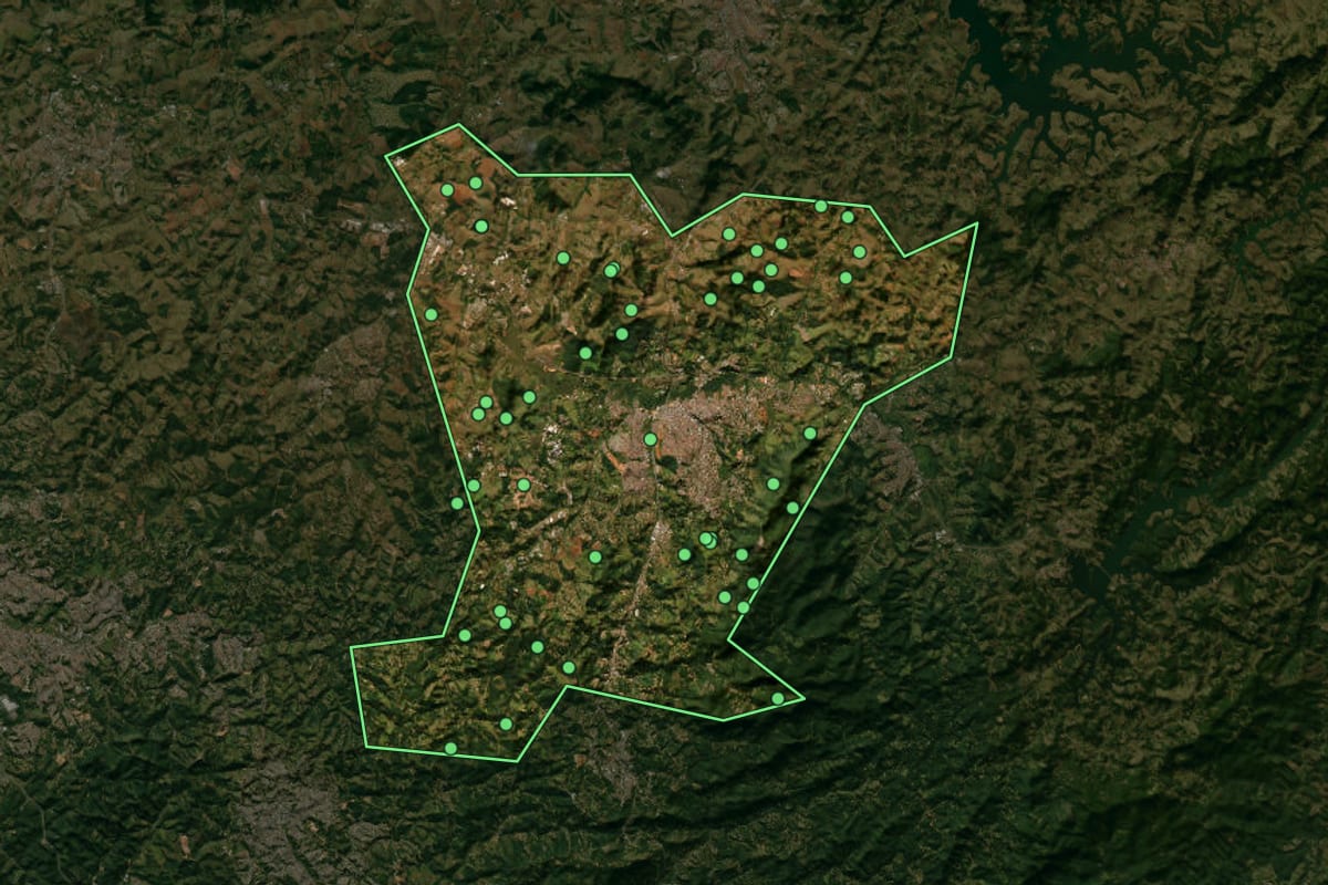 Imagem de satélite de Atibaia (SP), com o contorno do município e a posição dos imóveis desta página.