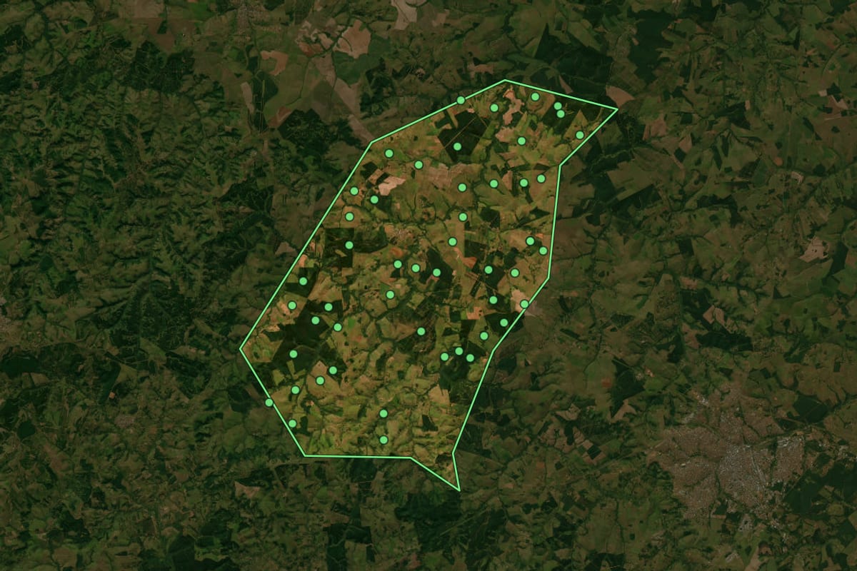 Imagem de satélite de Avaí (SP), com o contorno do município e a posição dos imóveis desta página.
