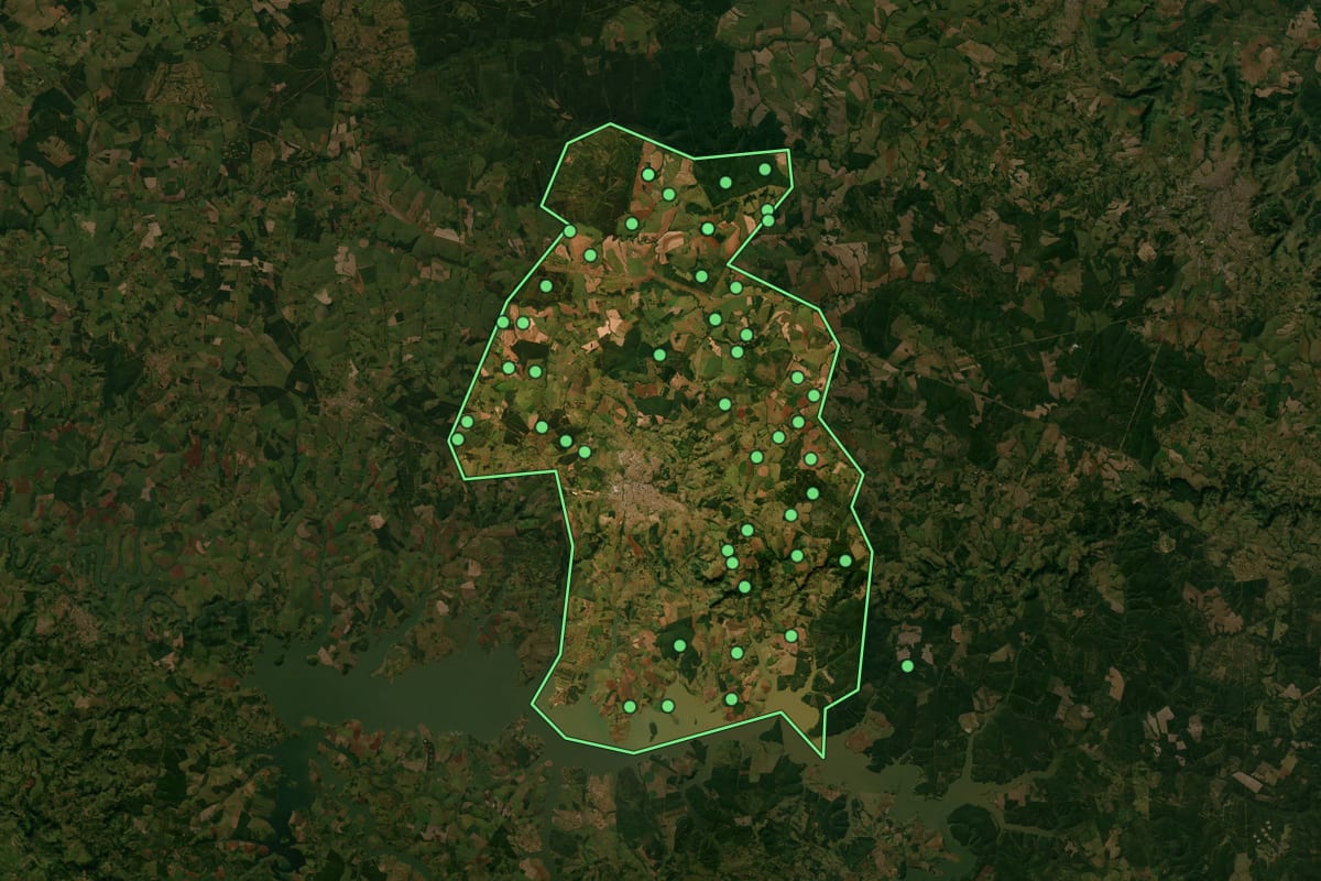 Imagem de satélite de Avaré (SP), com o contorno do município e a posição dos imóveis desta página.