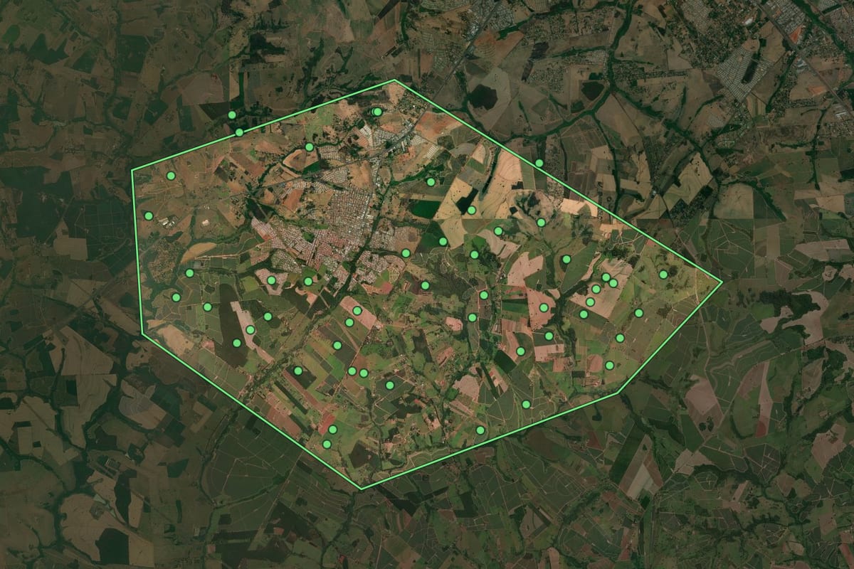 Imagem de satélite de Bady Bassitt (SP), com o contorno do município e a posição dos imóveis desta página.