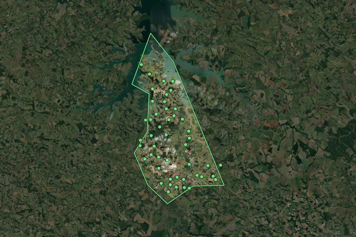 Imagem de satélite de Barão de Antonina (SP), com o contorno do município e a posição dos imóveis desta página.