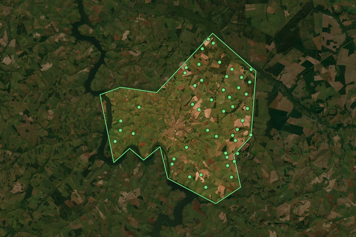 Imagem de satélite de Bariri (SP), com o contorno do município e a posição dos imóveis desta página.