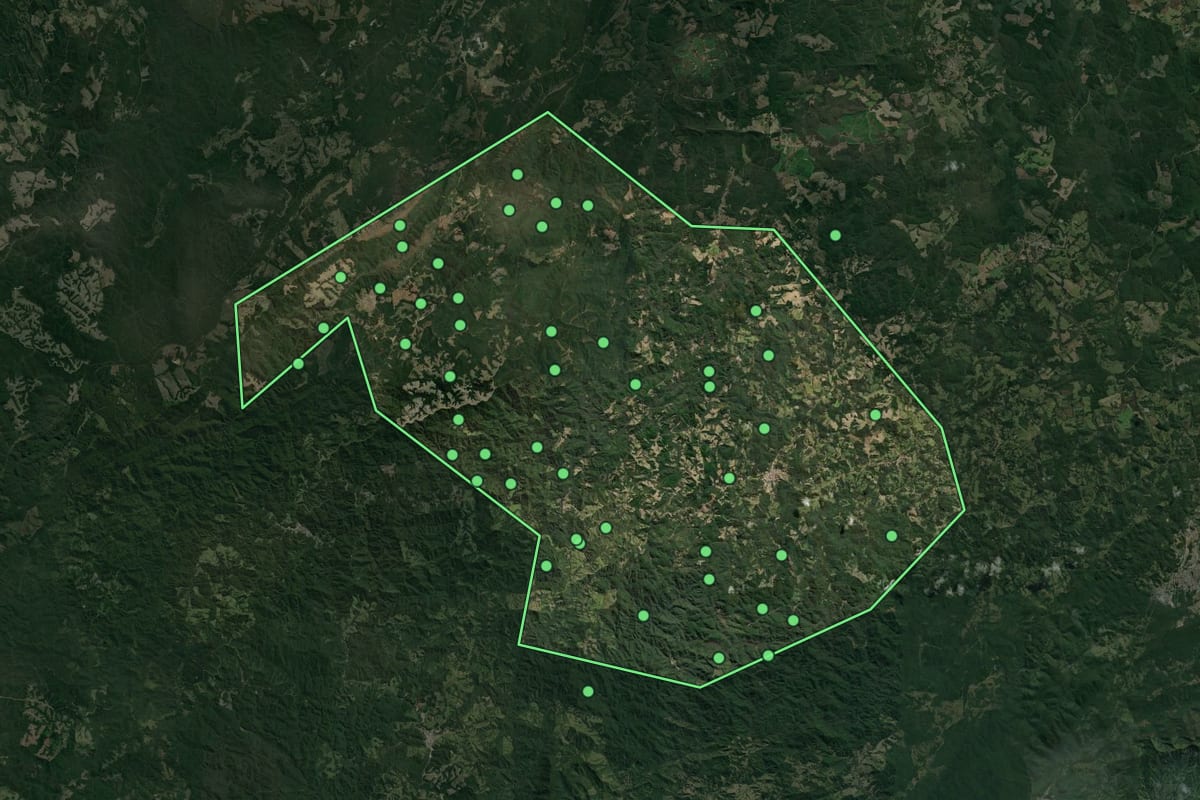 Imagem de satélite de Barra do Chapéu (SP), com o contorno do município e a posição dos imóveis desta página.