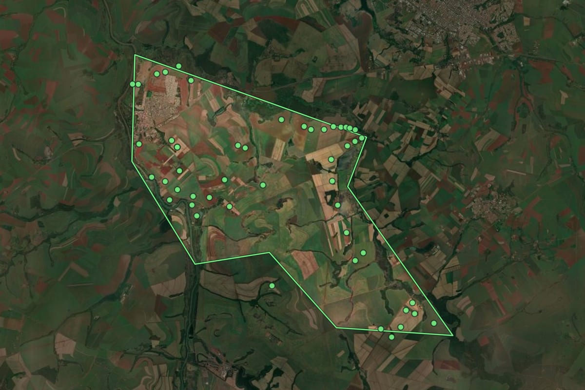 Imagem de satélite de Barrinha (SP), com o contorno do município e a posição dos imóveis desta página.