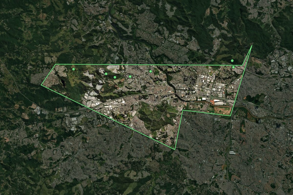Imagem de satélite de Barueri (SP), com o contorno do município e a posição dos imóveis desta página.