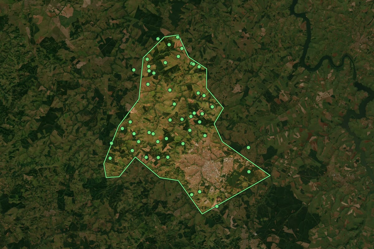 Imagem de satélite de Bauru (SP), com o contorno do município e a posição dos imóveis desta página.