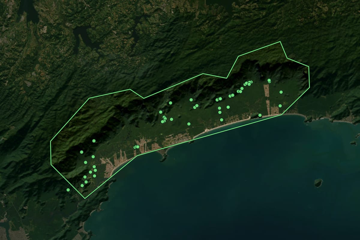 Imagem de satélite de Bertioga (SP), com o contorno do município e a posição dos imóveis desta página.