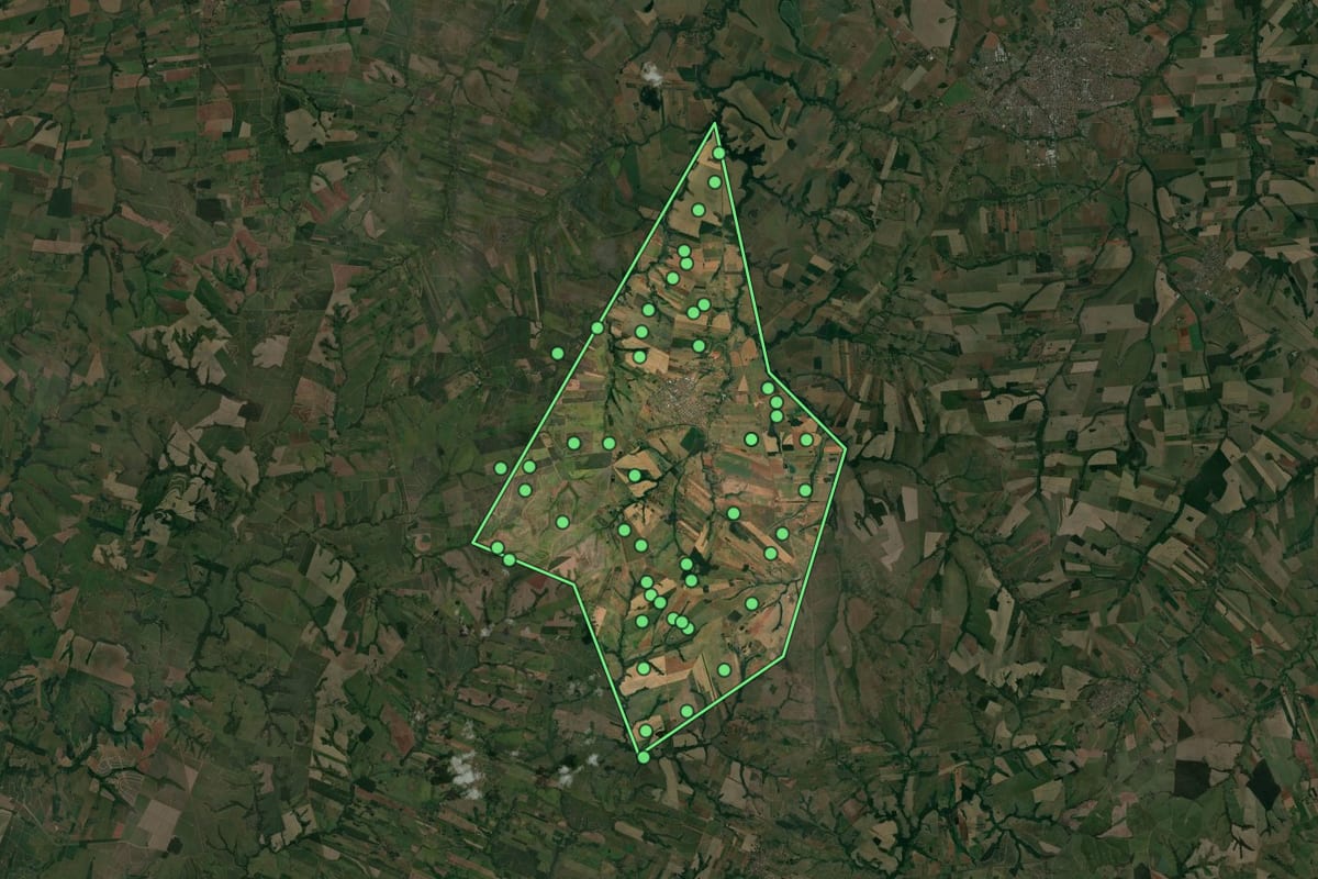 Imagem de satélite de Bilac (SP), com o contorno do município e a posição dos imóveis desta página.
