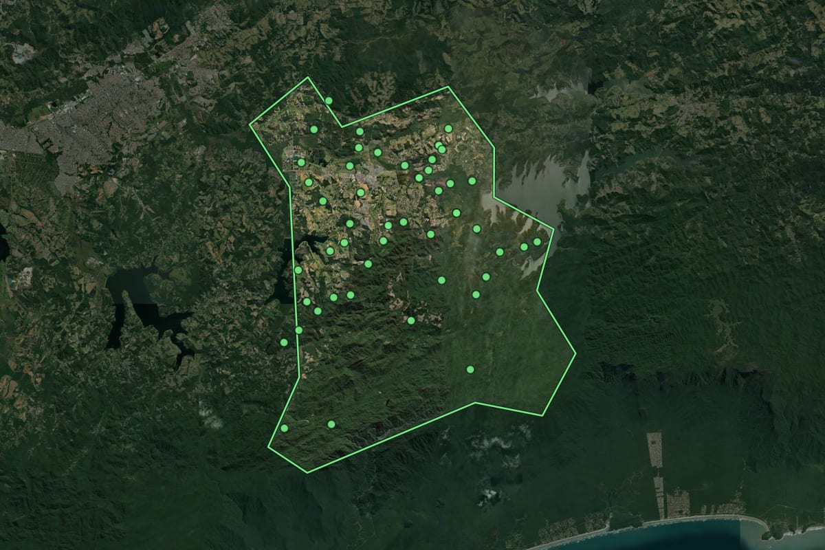 Imagem de satélite de Biritiba Mirim (SP), com o contorno do município e a posição dos imóveis desta página.