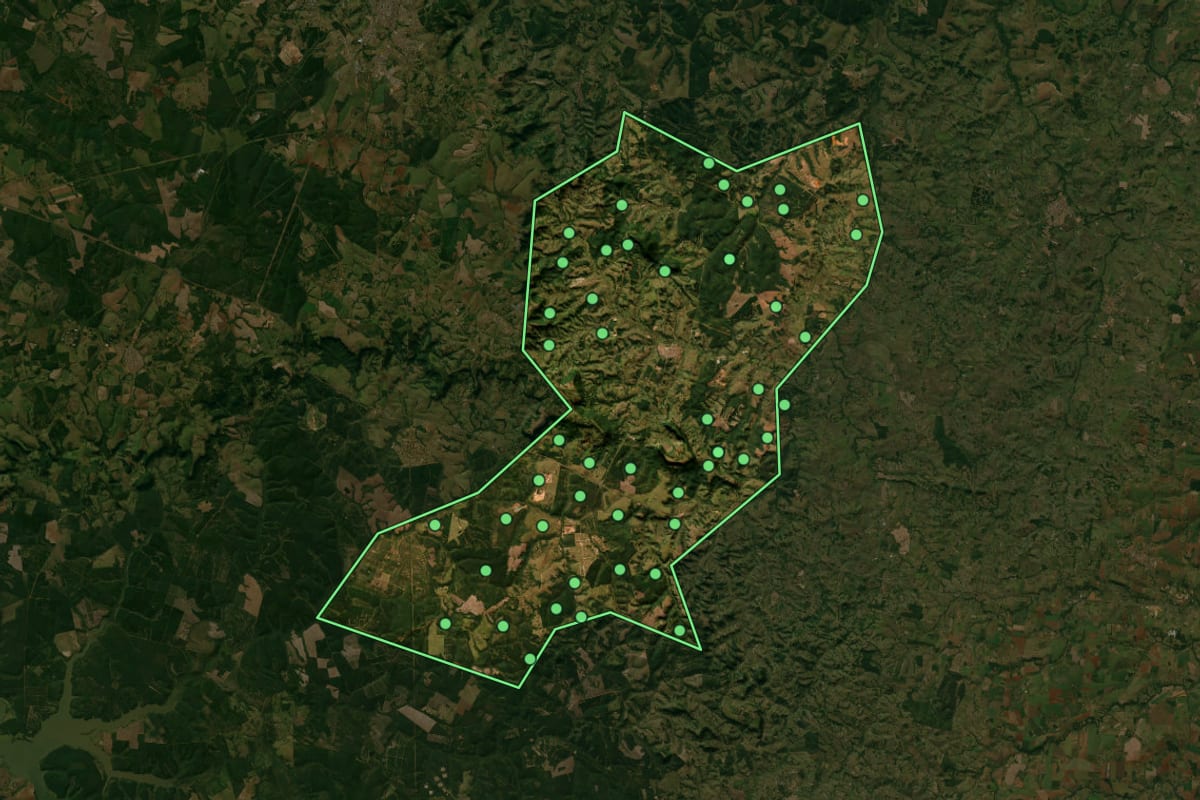 Imagem de satélite de Bofete (SP), com o contorno do município e a posição dos imóveis desta página.
