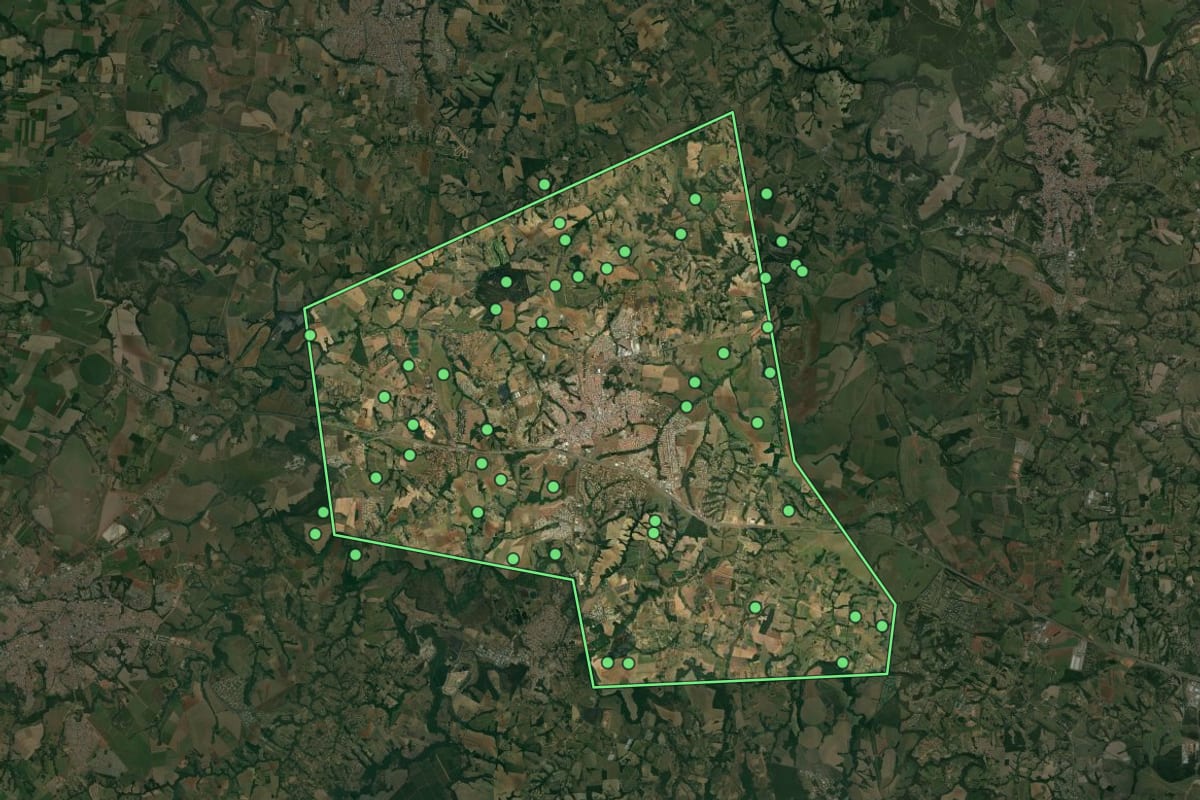 Imagem de satélite de Boituva (SP), com o contorno do município e a posição dos imóveis desta página.