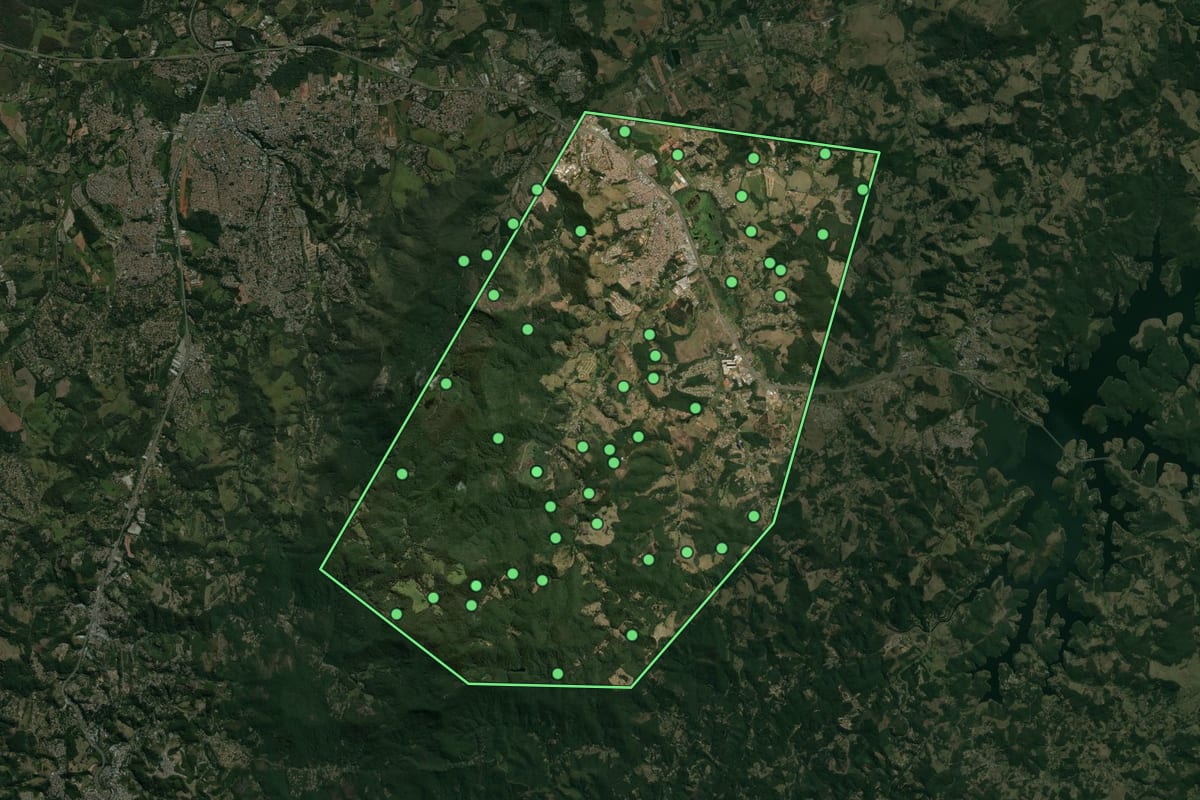Imagem de satélite de Bom Jesus dos Perdões (SP), com o contorno do município e a posição dos imóveis desta página.