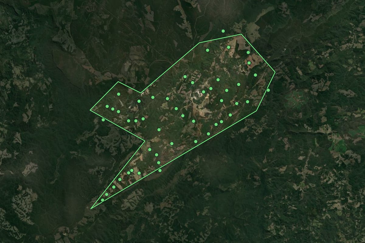 Imagem de satélite de Bom Sucesso de Itararé (SP), com o contorno do município e a posição dos imóveis desta página.