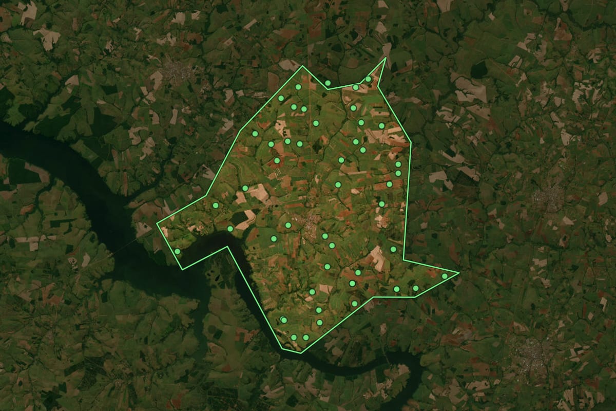 Imagem de satélite de Borborema (SP), com o contorno do município e a posição dos imóveis desta página.