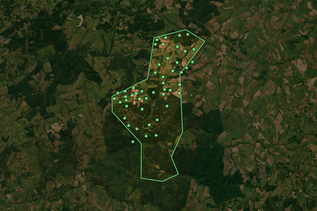 Imagem de satélite de Borebi (SP), com o contorno do município e a posição dos imóveis desta página.
