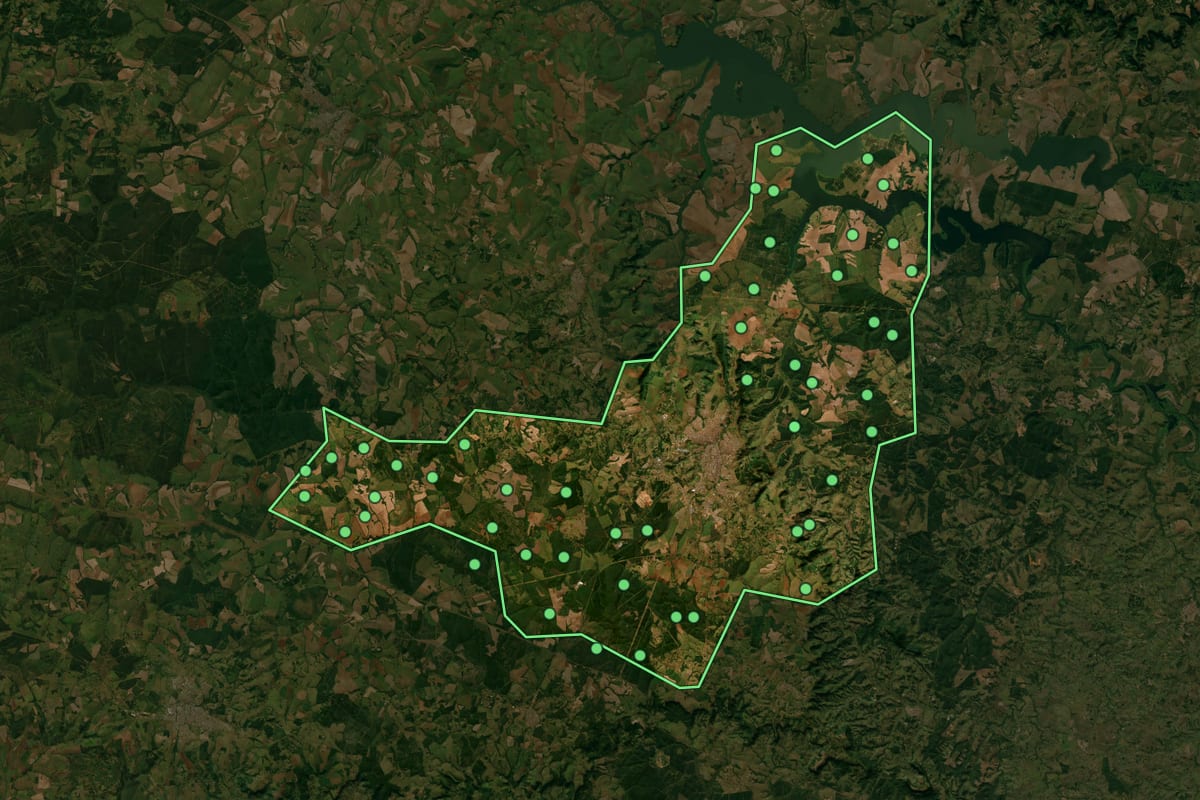 Imagem de satélite de Botucatu (SP), com o contorno do município e a posição dos imóveis desta página.