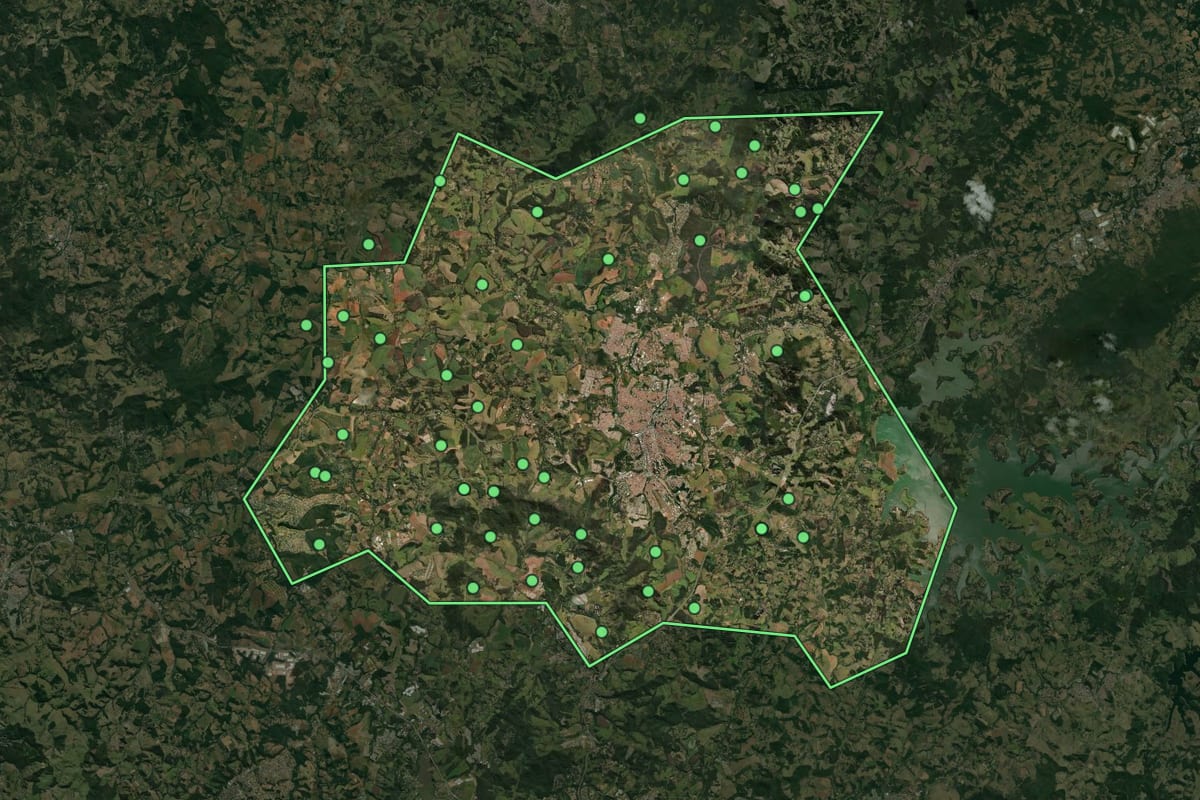 Imagem de satélite de Bragança Paulista (SP), com o contorno do município e a posição dos imóveis desta página.