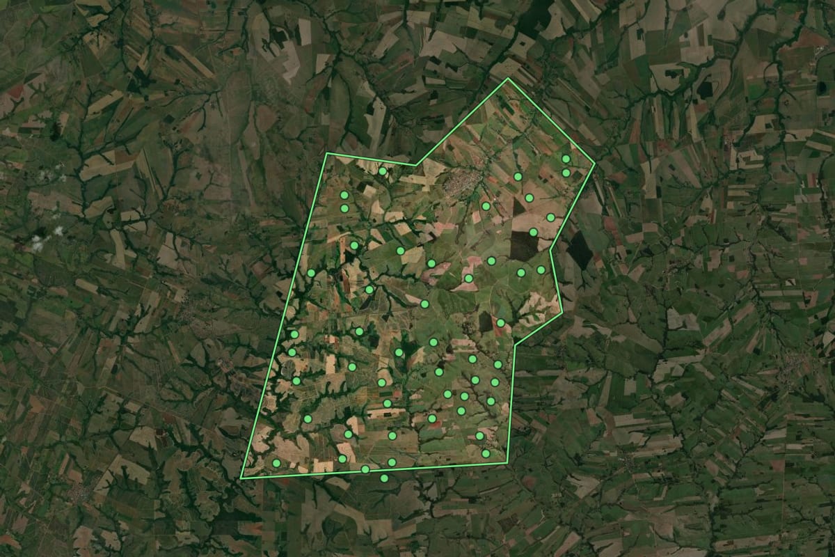 Imagem de satélite de Braúna (SP), com o contorno do município e a posição dos imóveis desta página.