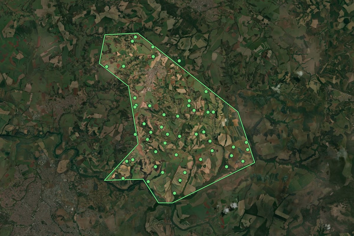 Imagem de satélite de Brodowski (SP), com o contorno do município e a posição dos imóveis desta página.