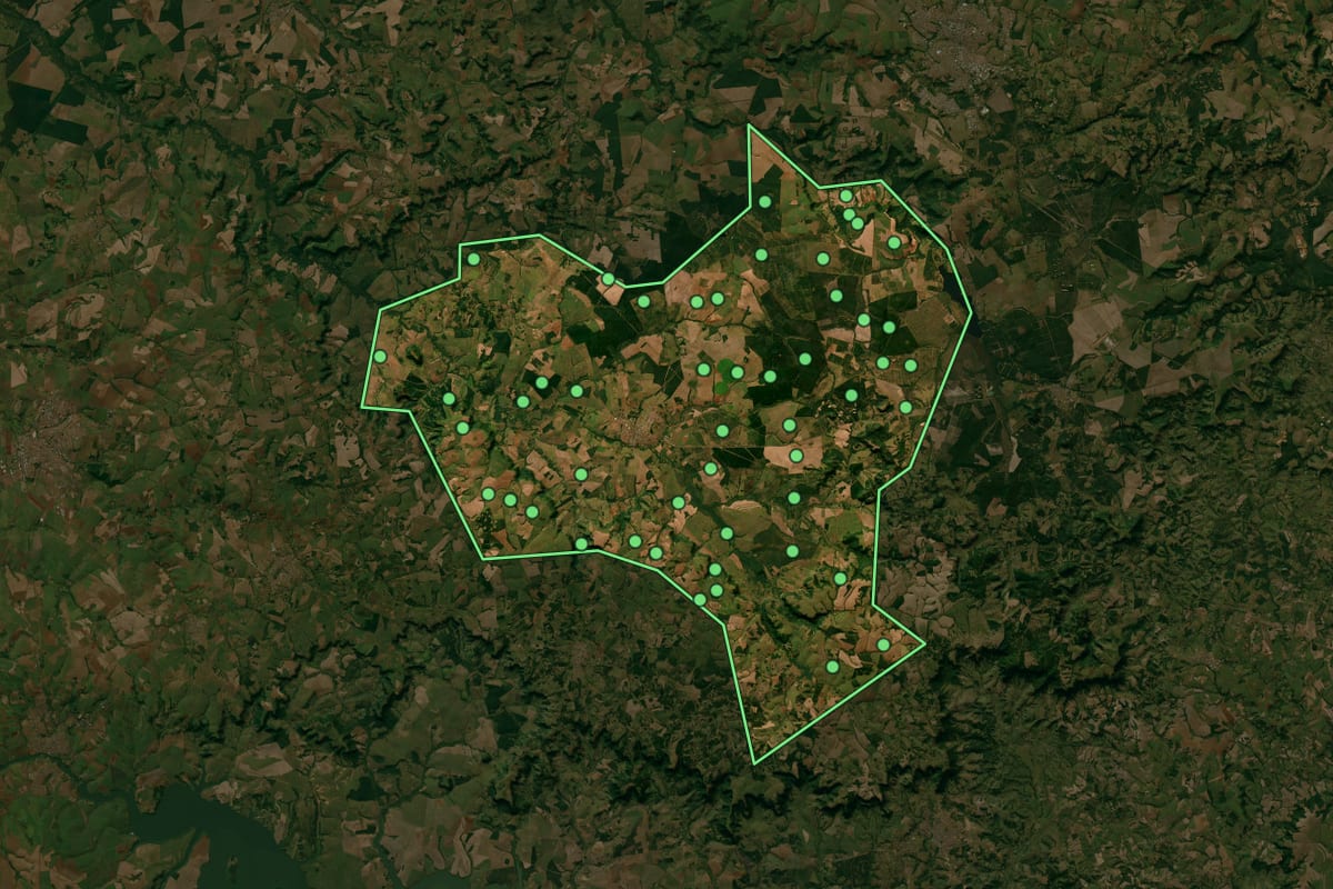 Imagem de satélite de Brotas (SP), com o contorno do município e a posição dos imóveis desta página.