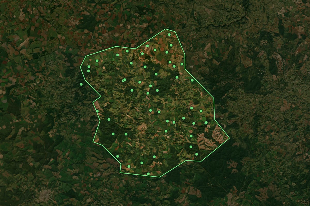 Imagem de satélite de Buri (SP), com o contorno do município e a posição dos imóveis desta página.
