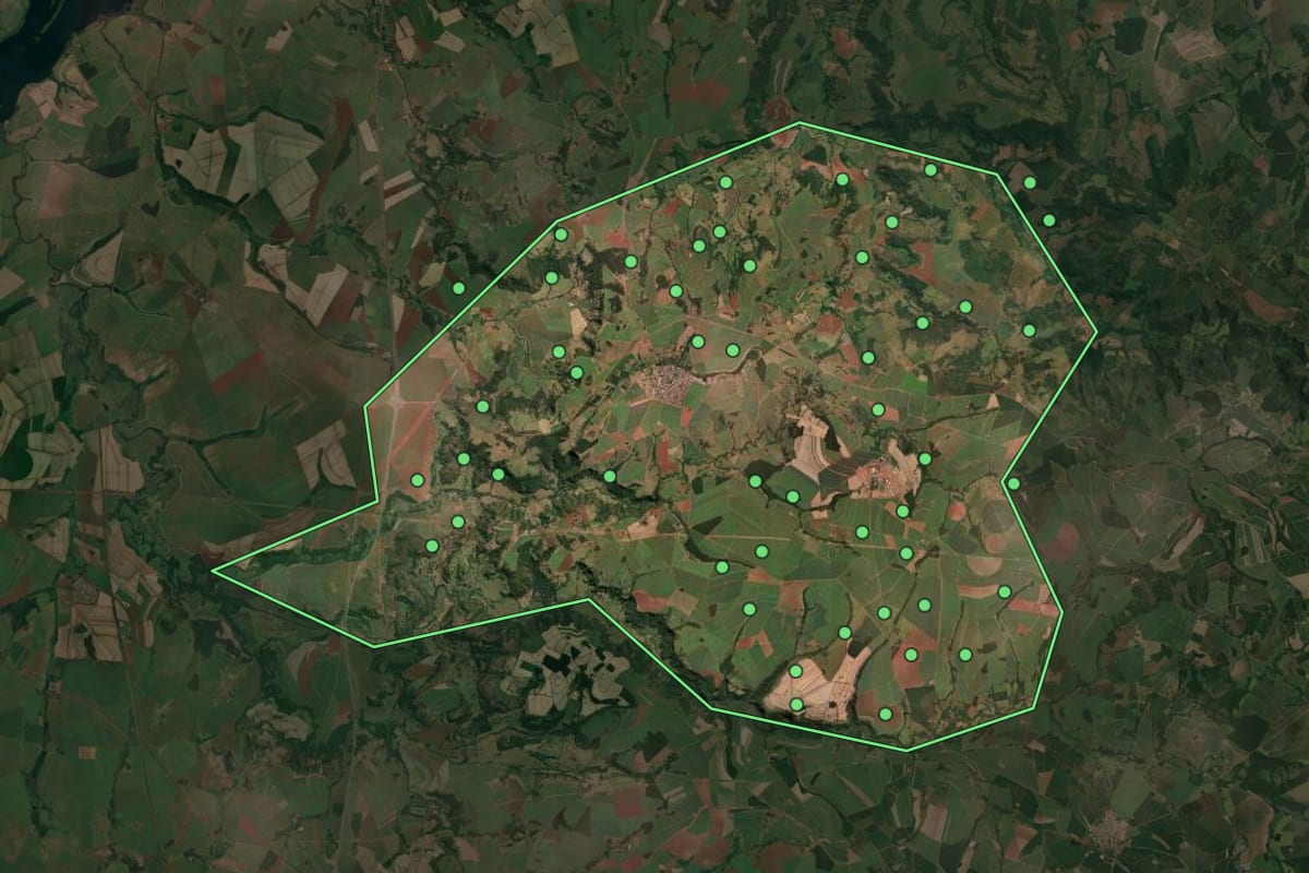 Imagem de satélite de Buritizal (SP), com o contorno do município e a posição dos imóveis desta página.