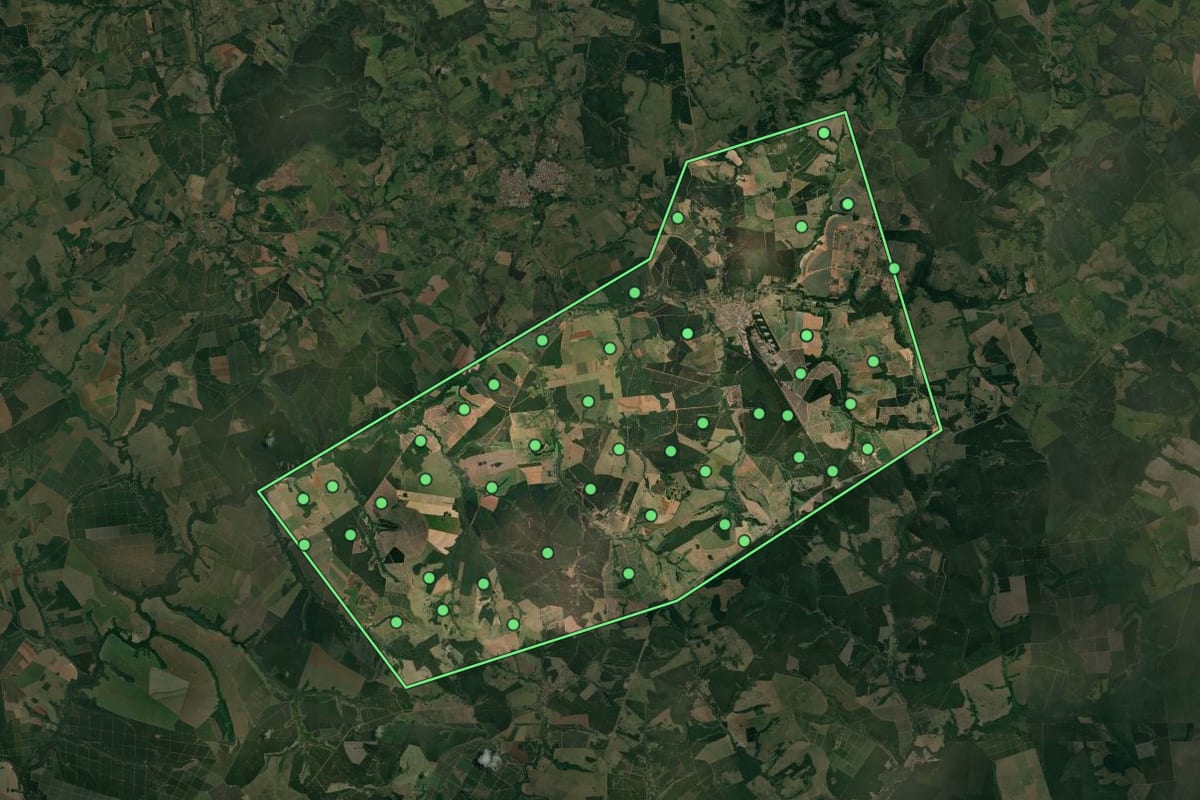 Imagem de satélite de Cabrália Paulista (SP), com o contorno do município e a posição dos imóveis desta página.