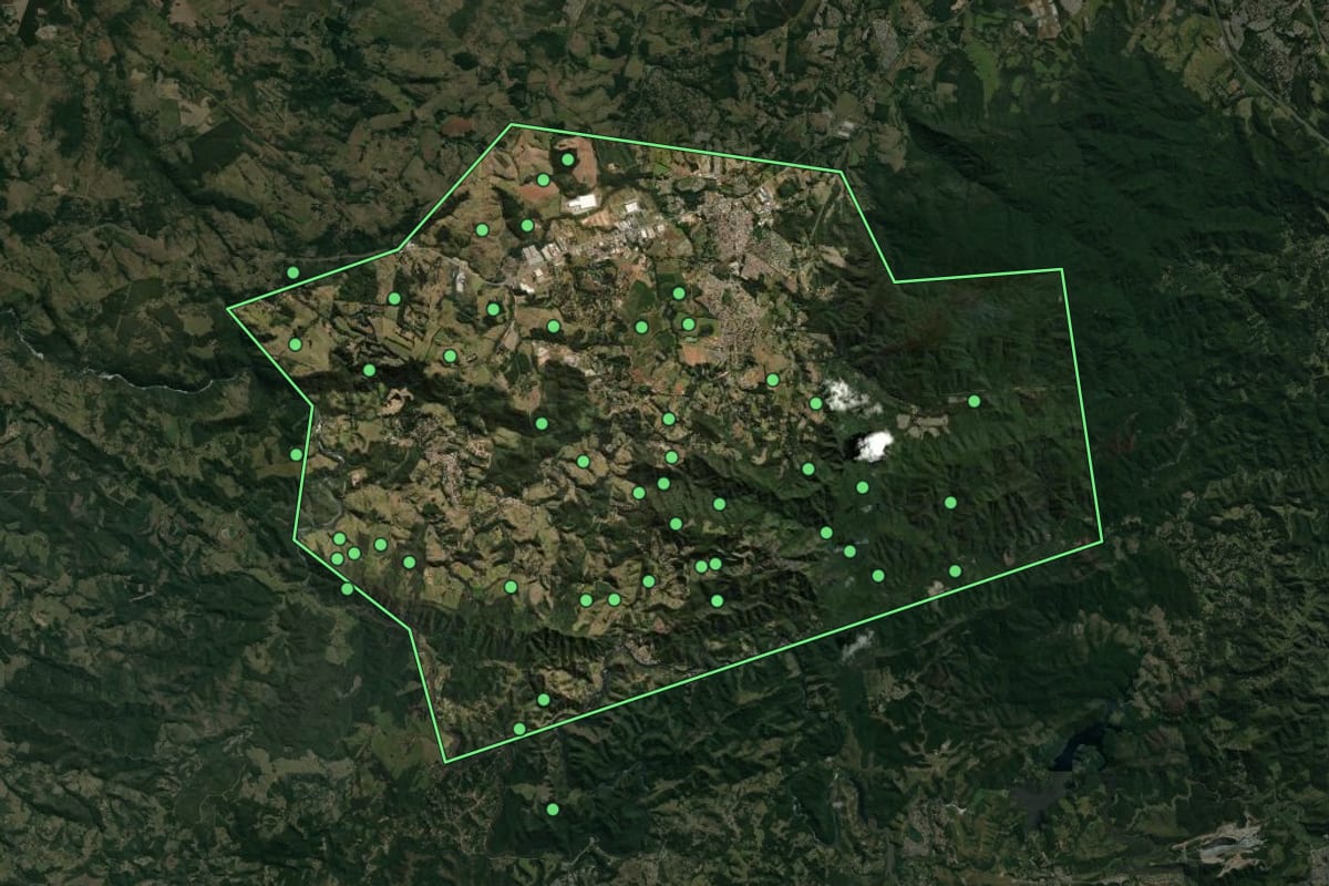 Imagem de satélite de Cabreúva (SP), com o contorno do município e a posição dos imóveis desta página.