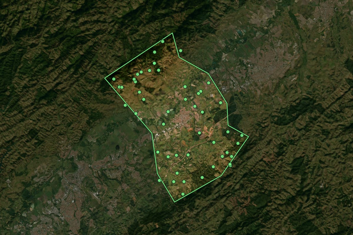 Imagem de satélite de Caçapava (SP), com o contorno do município e a posição dos imóveis desta página.