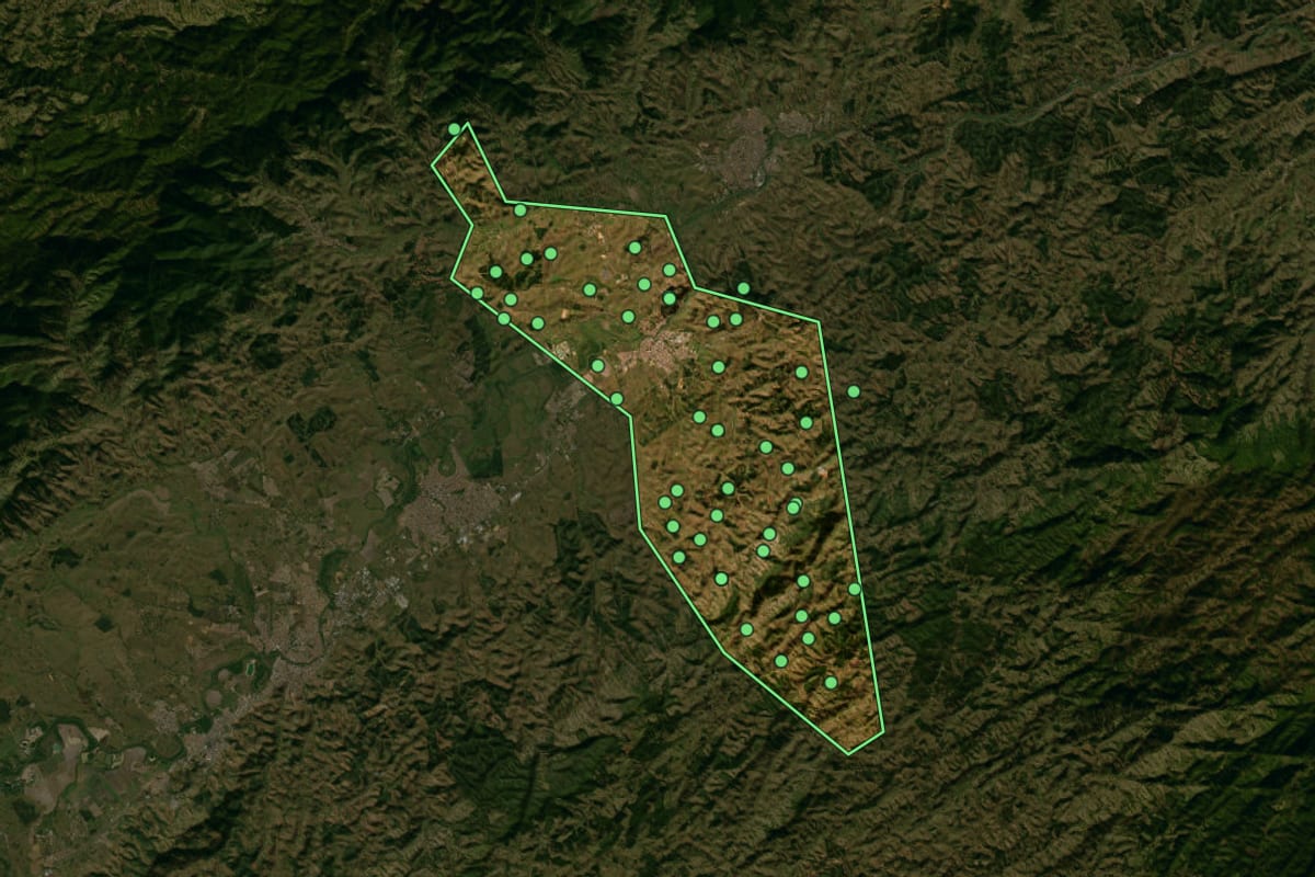 Imagem de satélite de Cachoeira Paulista (SP), com o contorno do município e a posição dos imóveis desta página.
