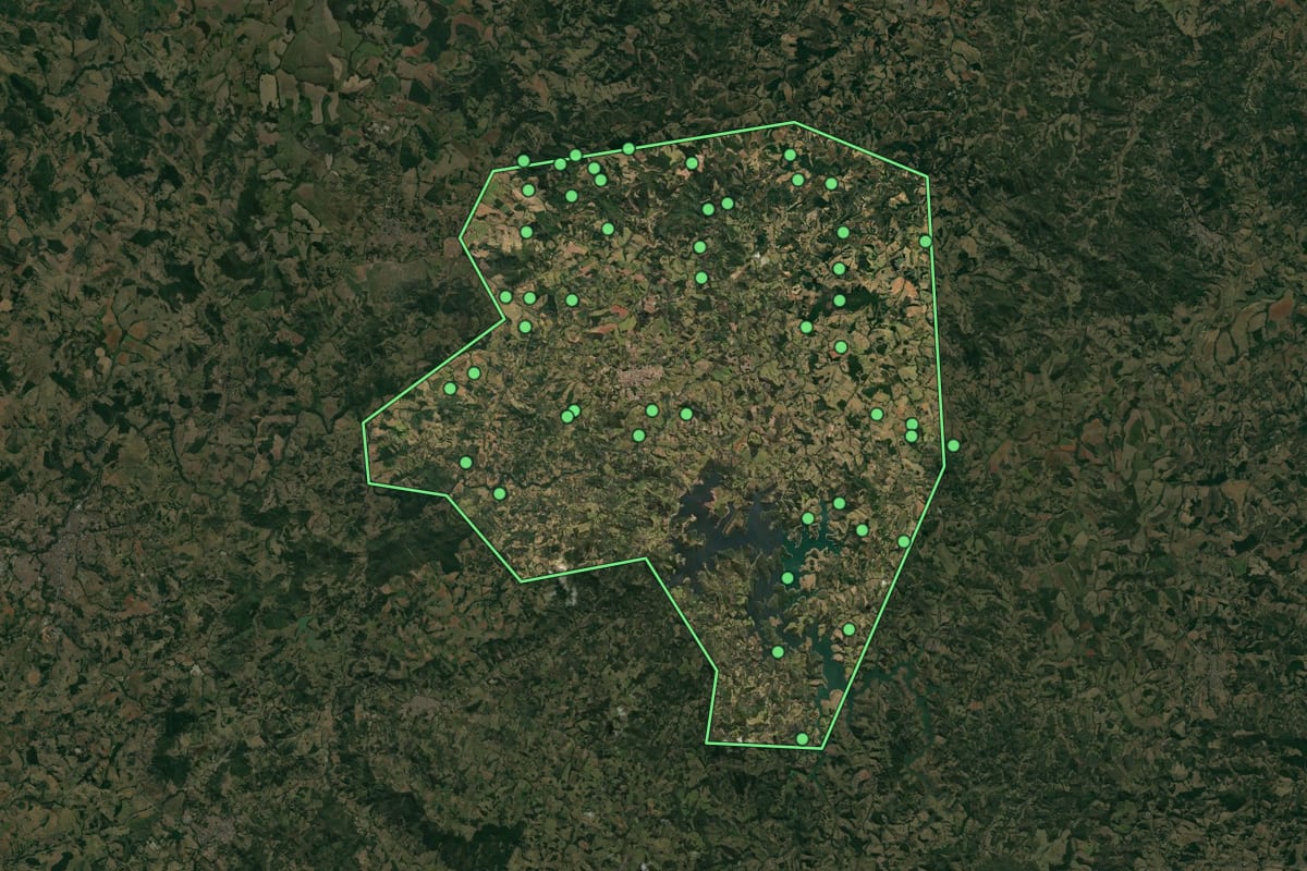 Imagem de satélite de Caconde (SP), com o contorno do município e a posição dos imóveis desta página.