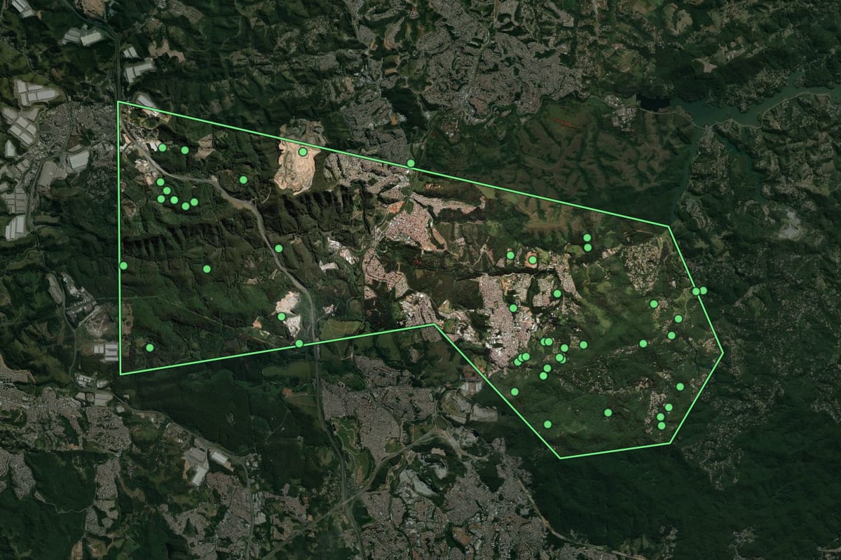 Imagem de satélite de Caieiras (SP), com o contorno do município e a posição dos imóveis desta página.