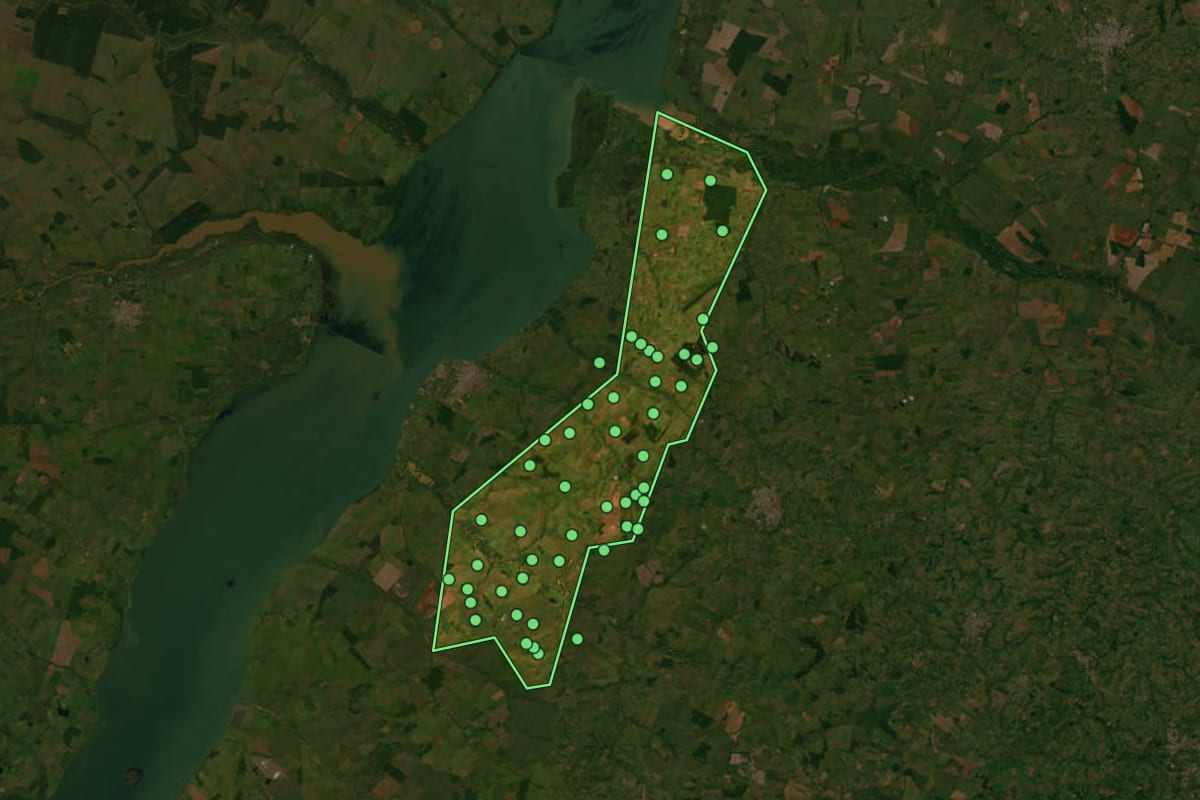 Imagem de satélite de Caiuá (SP), com o contorno do município e a posição dos imóveis desta página.