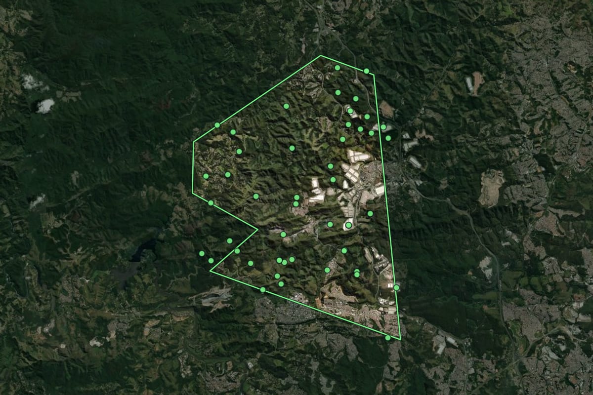Imagem de satélite de Cajamar (SP), com o contorno do município e a posição dos imóveis desta página.