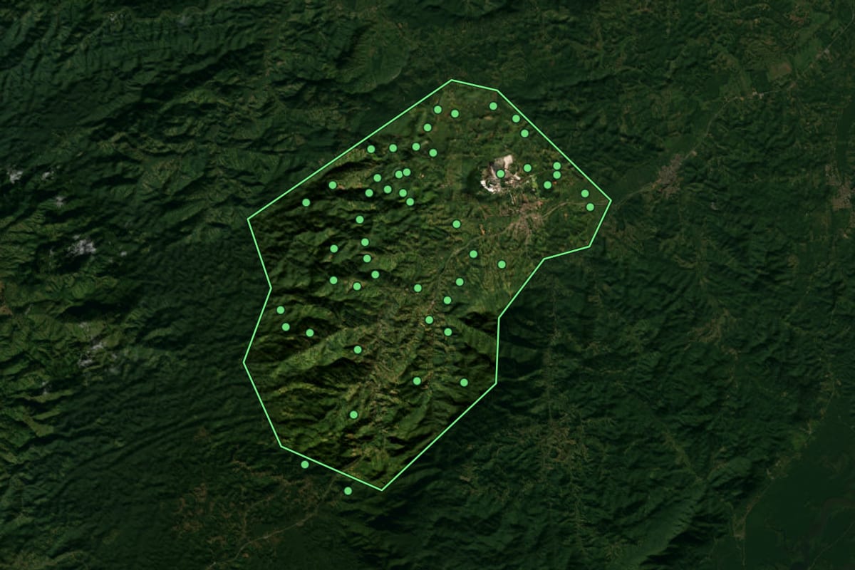 Imagem de satélite de Cajati (SP), com o contorno do município e a posição dos imóveis desta página.