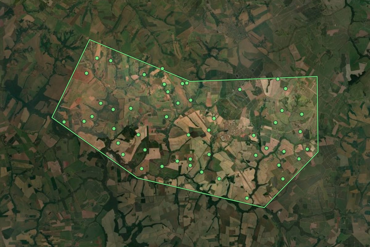 Imagem de satélite de Cajobi (SP), com o contorno do município e a posição dos imóveis desta página.