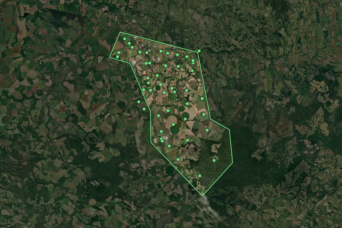 Imagem de satélite de Campina do Monte Alegre (SP), com o contorno do município e a posição dos imóveis desta página.