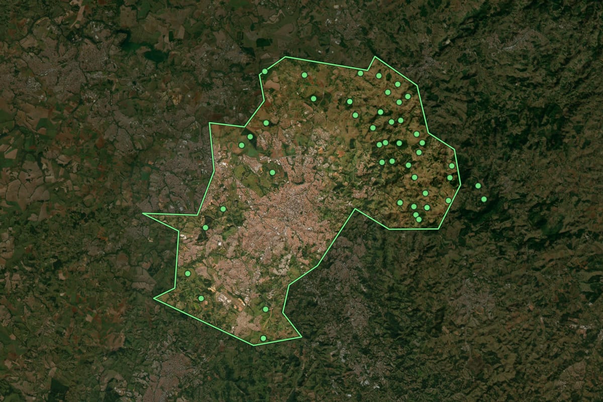 Imagem de satélite de Campinas (SP), com o contorno do município e a posição dos imóveis desta página.
