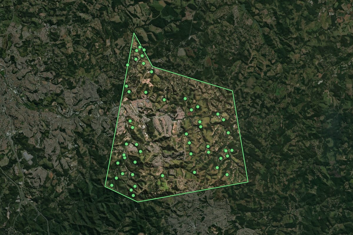 Imagem de satélite de Campo Limpo Paulista (SP), com o contorno do município e a posição dos imóveis desta página.