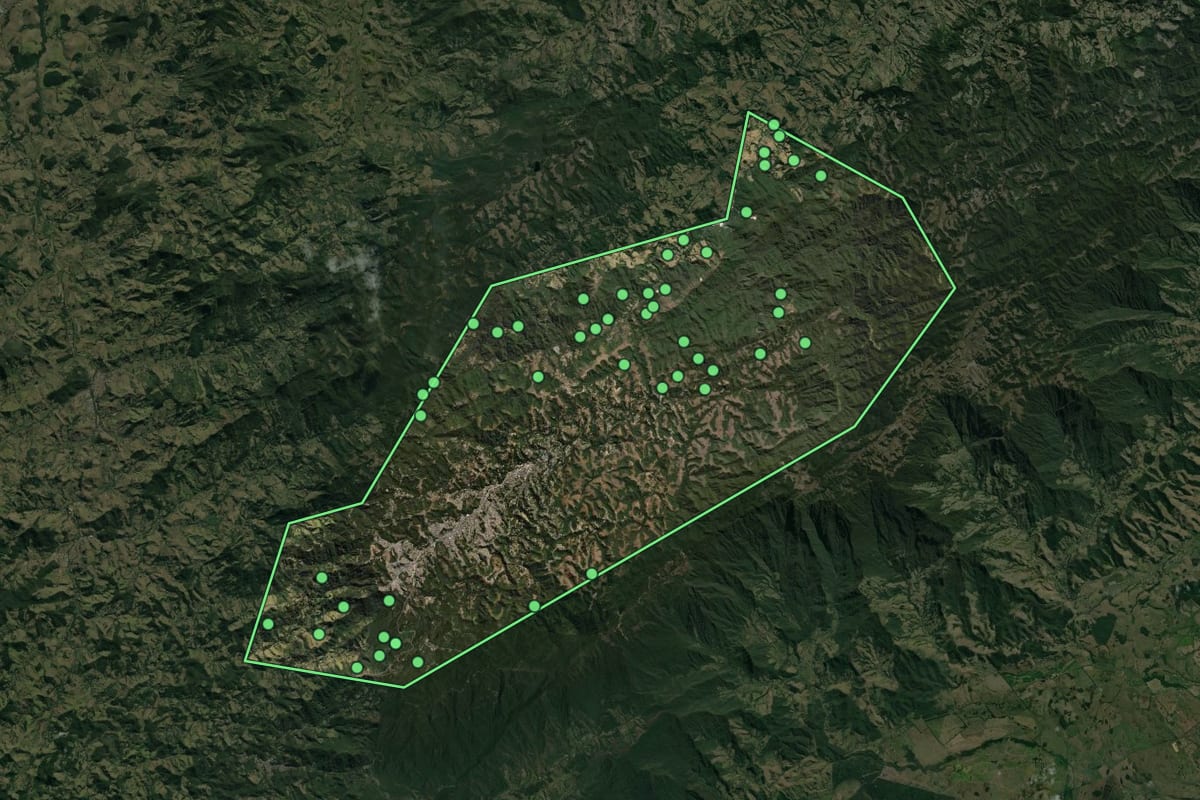 Imagem de satélite de Campos do Jordão (SP), com o contorno do município e a posição dos imóveis desta página.