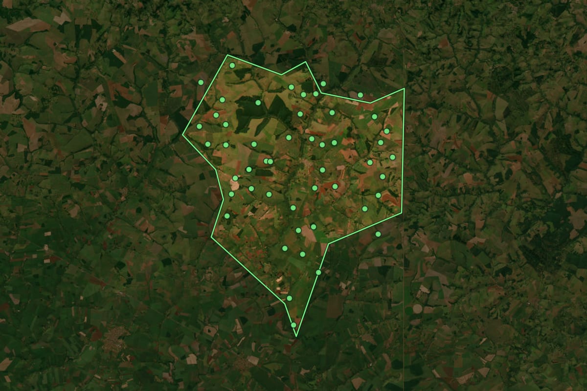 Imagem de satélite de Campos Novos Paulista (SP), com o contorno do município e a posição dos imóveis desta página.
