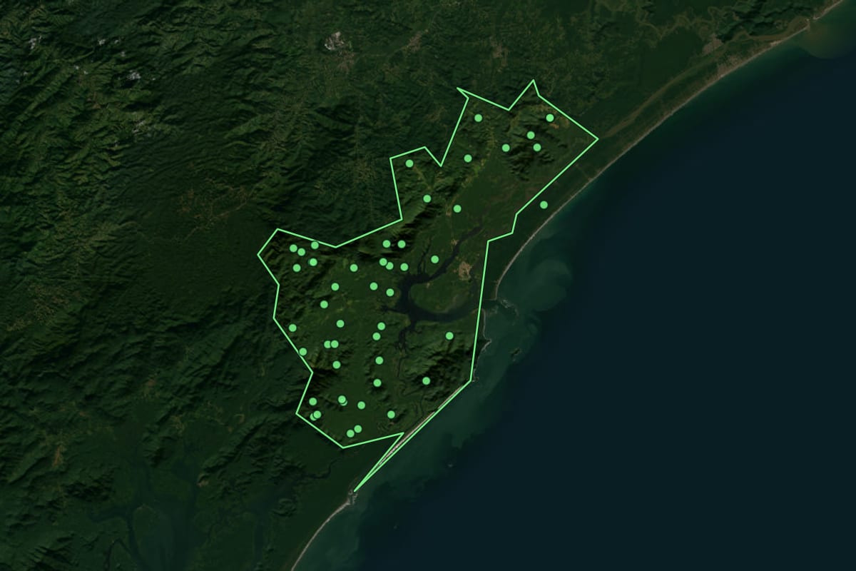 Imagem de satélite de Cananéia (SP), com o contorno do município e a posição dos imóveis desta página.
