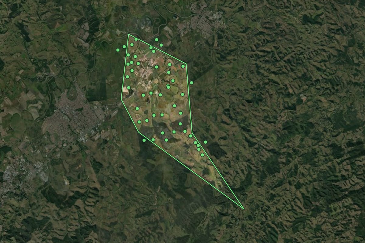 Imagem de satélite de Canas (SP), com o contorno do município e a posição dos imóveis desta página.