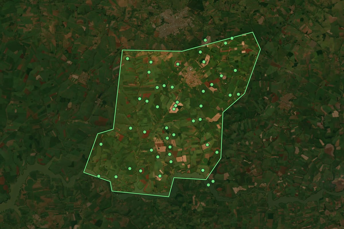 Imagem de satélite de Cândido Mota (SP), com o contorno do município e a posição dos imóveis desta página.