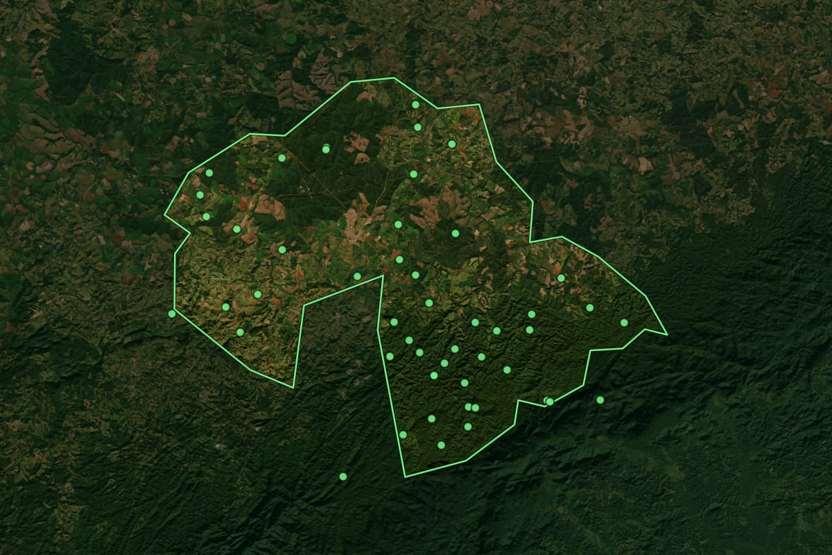Imagem de satélite de Capão Bonito (SP), com o contorno do município e a posição dos imóveis desta página.