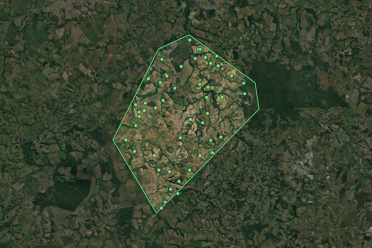Imagem de satélite de Capela do Alto (SP), com o contorno do município e a posição dos imóveis desta página.