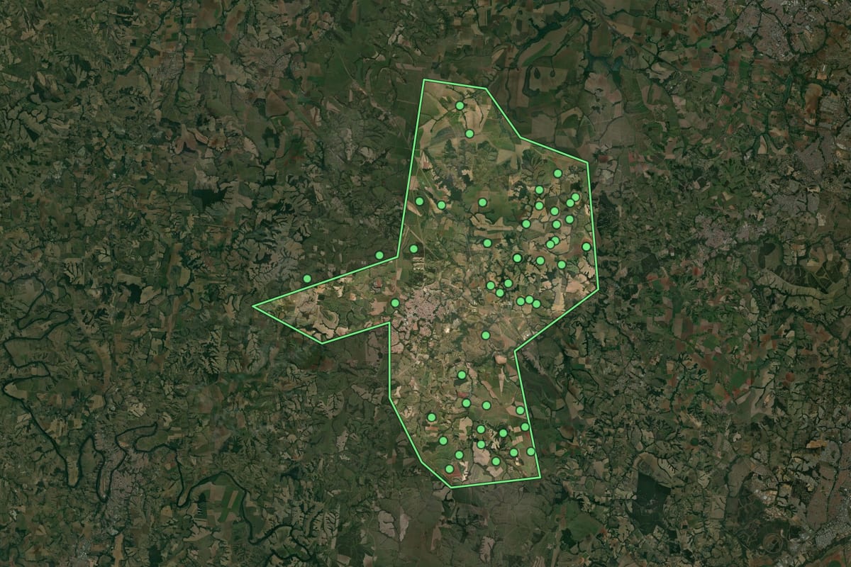 Imagem de satélite de Capivari (SP), com o contorno do município e a posição dos imóveis desta página.